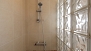 Sevilla Ferienwohnung - En-suite bathroom with shower.