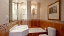 Sevilla Ferienwohnung - Main bathroom with a bathtub.