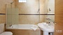 Sevilla Ferienwohnung - Bathroom complete with bathtub.