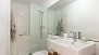 Sevilla Ferienwohnung - Bathroom with a walk-in shower.