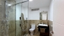 Sevilla Ferienwohnung - Bathroom 2 complete with shower.