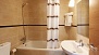 Séville Appartement - Bathroom complete with bathtub.