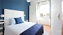 Séville Appartement - Master bedroom with a double bed (1.50 x 2.00 m) and a wardrobe.