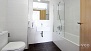 Séville Appartement - En-suite bathroom with bathtub.