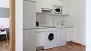Sevilla Ferienwohnung - The modern kicthen is equipped with utensils and main appliances for self-catering.