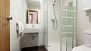 Sevilla Ferienwohnung - Full bathroom with a shower.