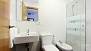 Seville Apartment - En-suite bathroom with shower.