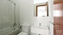 Sevilla Ferienwohnung - En-suite bathroom with washbasin, WC and bathtub.