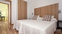 Séville Appartement - Bedroom 2 with twin beds of 0.90 x 2.00 m and a wardrobe.