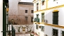 Séville Appartement - View of the patio of the house from the living room.