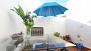 Séville Appartement - Terrace with table, chairs and parasol.