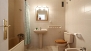 Sevilla Ferienwohnung - En-suite bathroom complete with bathtub.