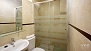 Sevilla Ferienwohnung - Bathroom 1 with a walk-in shower (lower floor).