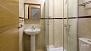 Séville Appartement - The lower floor shower room.