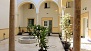 Séville Appartement - The courtyard has a fountain and a colonnade.