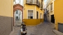 Sevilla Ferienwohnung - The gate opens to a passageway which leads to the building.