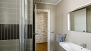 Séville Appartement - Bathroom with shower, washbasin and WC.