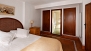 Sevilla Ferienwohnung - Bedroom 1 has an en-suite bathroom and fitted wardrobes.