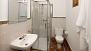 Séville Appartement - On the ground floor, bathroom 4 includes a shower.