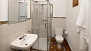 Sevilla Ferienwohnung - On the ground floor, bathroom 4 includes a shower.