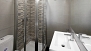Séville Appartement - Bathroom 2 with washbasin, toilet and shower.