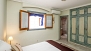Sevilla Ferienwohnung - Bedroom No.1 has a double bed and an en-suite bathroom. The window faces a quiet inner patio.