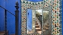 Séville Appartement - Outdoor mirror with ceramic tiles. Stairs lead up to the roof-terrace.