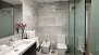 Sevilla Ferienwohnung - En-suite bathroom with a walk-in shower, washbasin, bidet and WC.