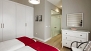 Séville Appartement - Bedroom 1 with twin beds, fitted wardrobe and en-suite bathroom.