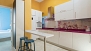 Sevilla Ferienwohnung - Modern kitchen with utensils for cooking and main appliances.