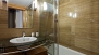 Séville Appartement - En-suite bathroom. The bathtub has an overhead shower.