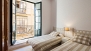 Séville Appartement - Bedroom with twin beds. The window faces Francos street.