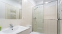 Sevilla Ferienwohnung - En suite bathroom, inside bedroom 3 (ground floor).