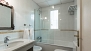 Séville Appartement - Bathroom 1 with washbasin, WC, bidet and bathtub.