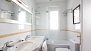 Séville Appartement - En-suite bathroom with bath-tub.