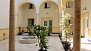 Sevilla Ferienwohnung - The courtyard has a fountain and a colonnade.